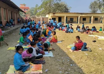 विद्यालयमा उचित व्यवस्थापन नहुँदा बालबालिका भुइँमा बसेर पढ्न बाध्य