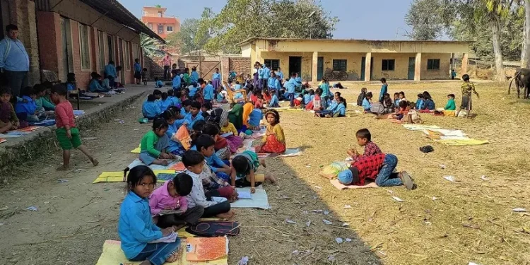 विद्यालयमा उचित व्यवस्थापन नहुँदा बालबालिका भुइँमा बसेर पढ्न बाध्य