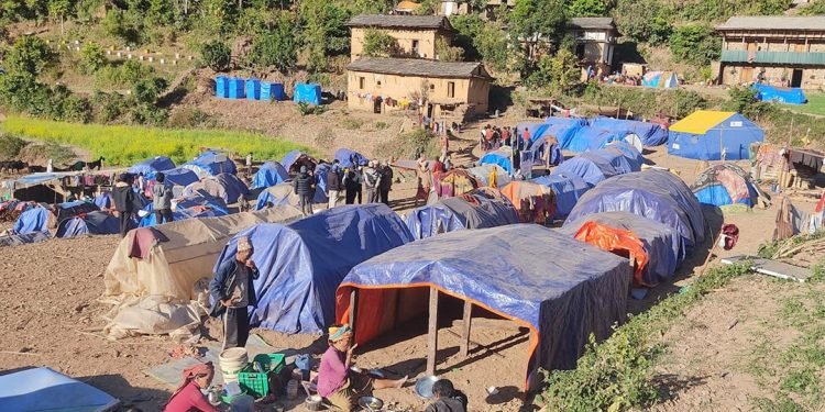 त्रिपालमै बसेका ३२ भूकम्पपीडितको मृत्यु