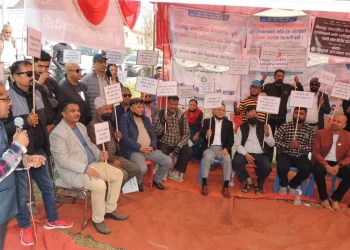 गौतम बुद्ध विमानस्थल नियमित सञ्चालनको माग गर्दै धर्ना