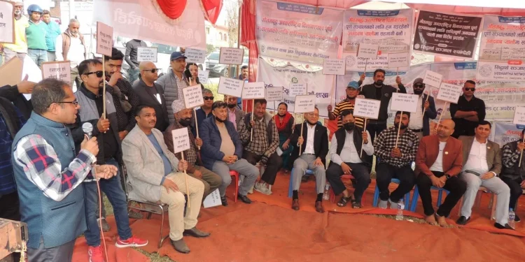 गौतम बुद्ध विमानस्थल नियमित सञ्चालनको माग गर्दै धर्ना