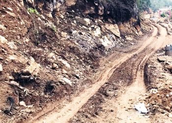 दमक–चिसापानी सडक निर्माणको म्याद अझै एक वर्ष थपिँदै