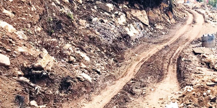 दमक–चिसापानी सडक निर्माणको म्याद अझै एक वर्ष थपिँदै