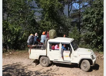 दुर्गमका नागरिकको पीडाः जोखिम मोलेर यात्रा गर्नुपर्ने बाध्यता