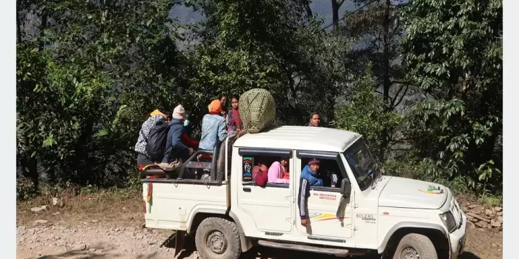 दुर्गमका नागरिकको पीडाः जोखिम मोलेर यात्रा गर्नुपर्ने बाध्यता