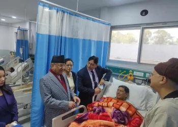 उपप्रधानमन्त्री श्रेष्ठको स्वास्थ्य अवस्था बुझ्न प्रधानमन्त्री दाहाल अस्पतालमा