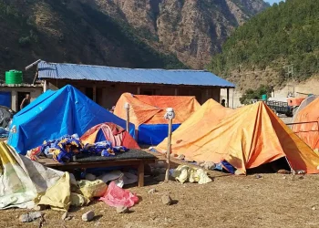 तरुण दलले भूकम्पप्रभावित जिल्लामा अस्थायी आवास निर्माण गर्ने