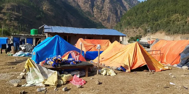 तरुण दलले भूकम्पप्रभावित जिल्लामा अस्थायी आवास निर्माण गर्ने