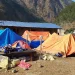 तरुण दलले भूकम्पप्रभावित जिल्लामा अस्थायी आवास निर्माण गर्ने