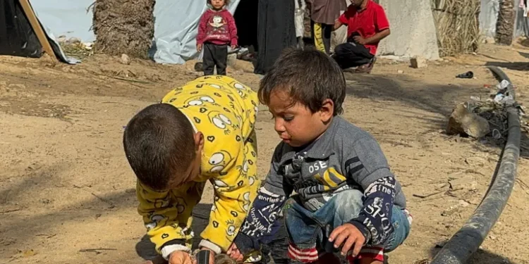 गाजामा बालबालिकाका लागि पिउने पानीको संकट