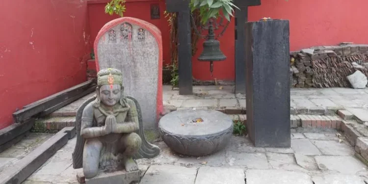 भूकम्पको नौ वर्षमा पनि ठडिएन हिटी पोखरीको गरुडनारायण मूर्ति