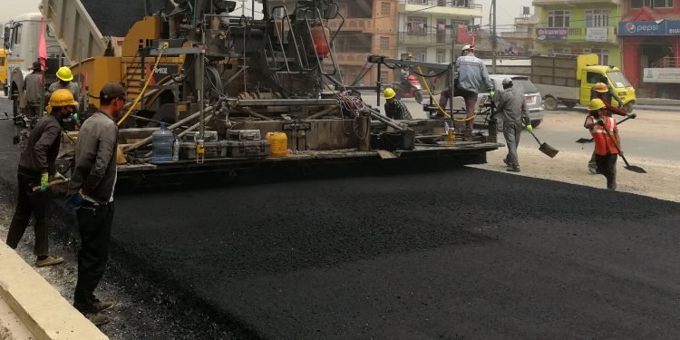 पृथ्वीराजमार्गको पूर्वी सडकखण्डको आँबुखैरेनीमा कालोपत्र सुरु