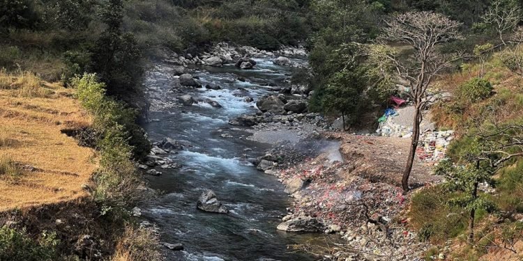 जथाभावी फोहर फाल्दा तमानखोला र बडिगाडखोला दुर्गन्धित