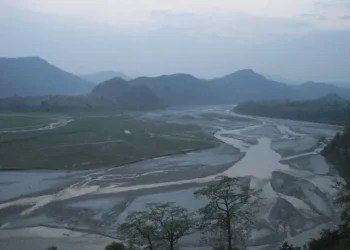 मादी नदीमा तटबन्धन निर्माण गरिँदै