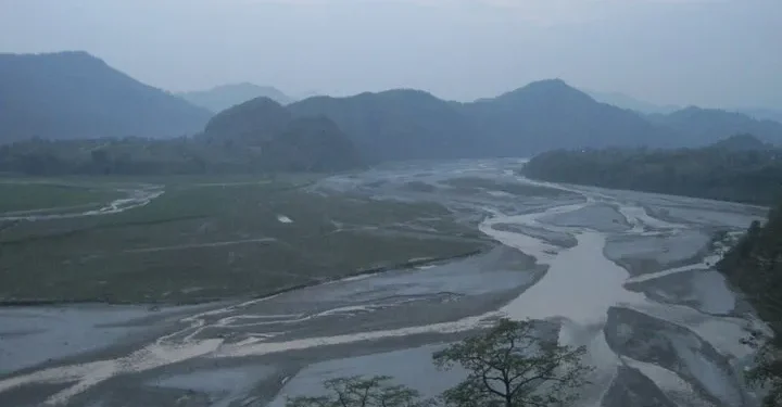 मादी नदीमा तटबन्धन निर्माण गरिँदै