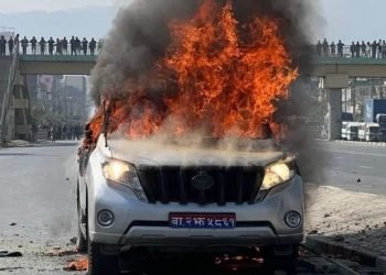 मन्त्री प्रकाश ज्वालालाई निकालेर ईपीएस आन्दोलनकारीले जलाए गाडी