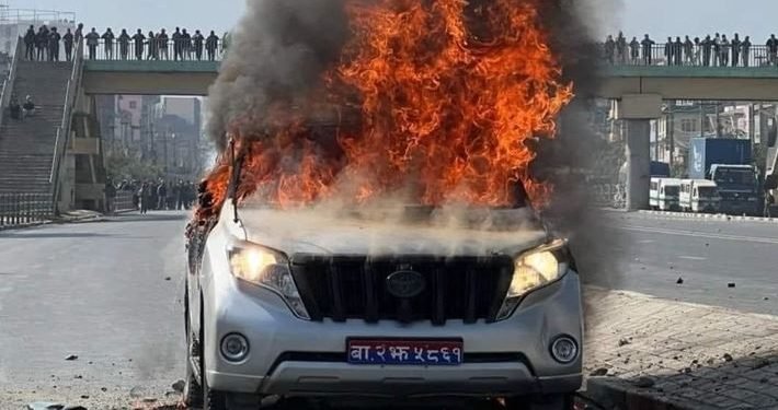 मन्त्री प्रकाश ज्वालालाई निकालेर ईपीएस आन्दोलनकारीले जलाए गाडी
