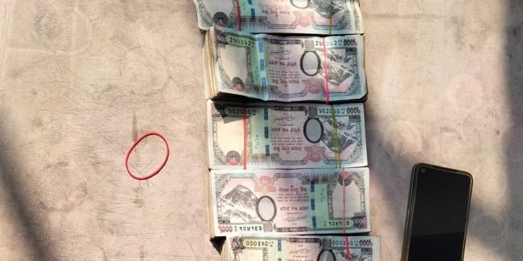 नक्कली नोटसहित एक महिला पक्राउ