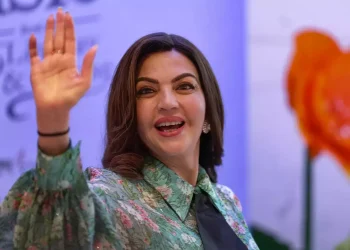 ‘लग्जरी लाइफ’ रुचाउँछिन् नीता अम्बानीः कपडा र घडीमा करोडौं रुपैयाँ खर्चिन्छिन्