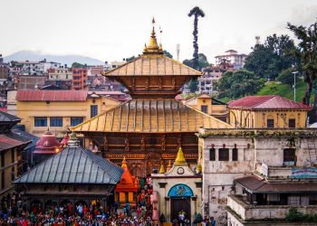 पशुपतिनाथमा नागमणि, एकमुखे रुद्राक्ष र दाहिने शङ्ख प्रदर्शन