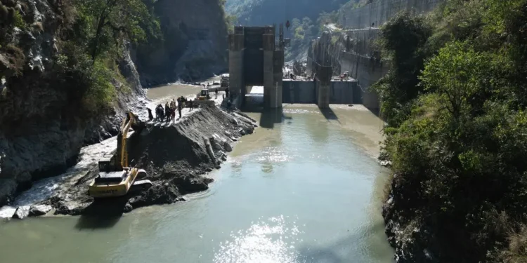 राहुघाट जलविद्युत् आयोजनाको डिसेन्डर निर्माण गर्न खोला फर्काइयो
