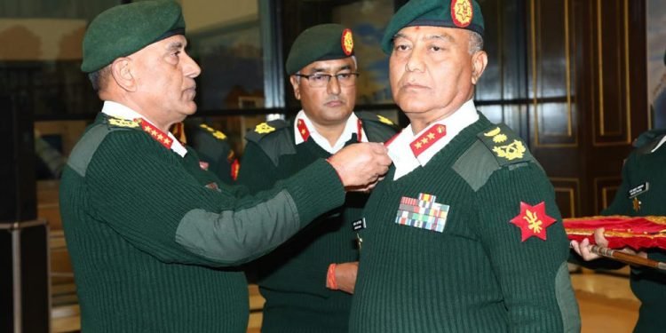 प्रधान सेनापतिद्वारा अशोक सिग्देललाई रथीको दर्ज्यानी चिन्ह प्रदान