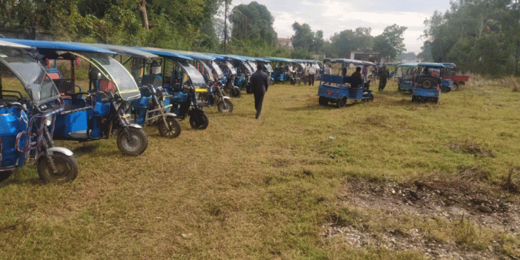 नियमविपरीत सञ्चालित १ सय ३२ वटा ई-रिक्सा नियन्त्रणमा