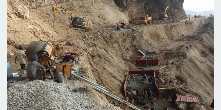 तीन दशकदेखि फाल्गुनन्द मार्ग नबन्दा स्थानीयलाई सास्ती