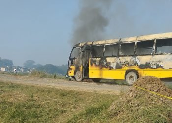 स्कुल बसको ठक्करबाट २ जनाको मृत्यु, स्थानीयद्वारा बसमा आगजनी