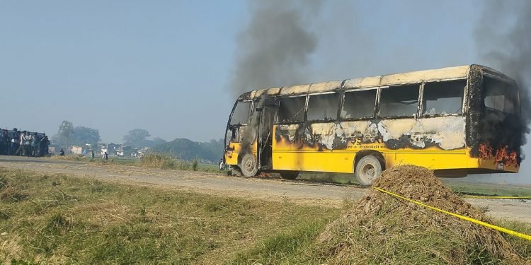 स्कुल बसको ठक्करबाट २ जनाको मृत्यु, स्थानीयद्वारा बसमा आगजनी
