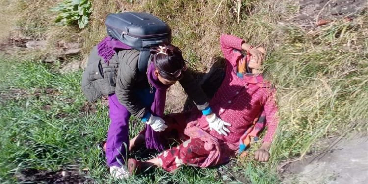 सुत्केरी हुन स्वास्थ्य संस्था जाने क्रममा बाटोमै बच्चा जन्मिएपछि…