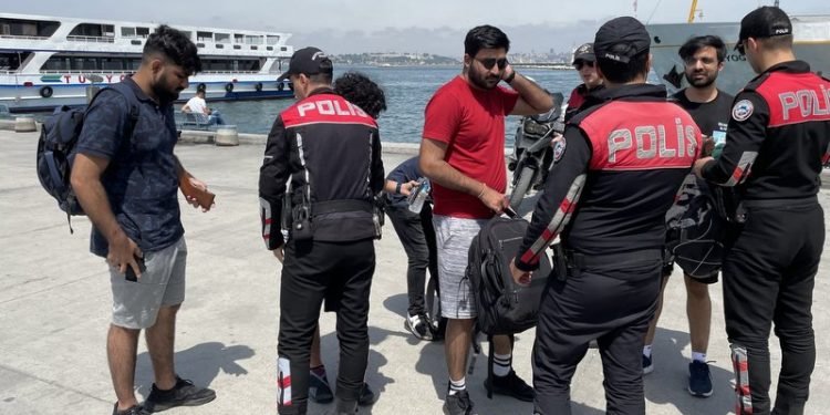 टर्की सुरक्षाबलद्वारा १२ सय अवैध आप्रवासी पक्राउ