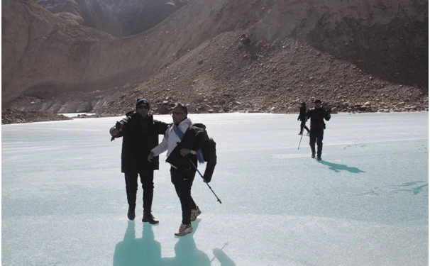 चिसोले जमेको पञ्चकुण्ड तालमा रमाउँदै पर्यटक