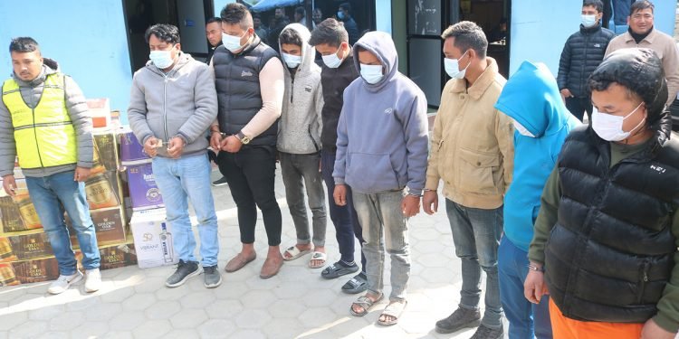 नक्कली रक्सी उत्पादन तथा बिक्री गर्ने गिरोह प्रहरीको फन्दामा