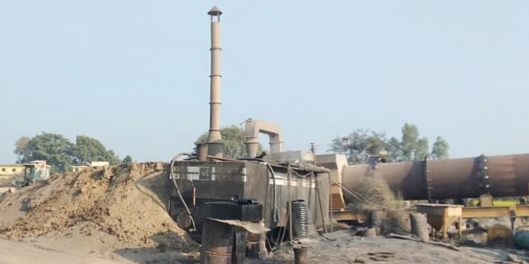 अलकत्राको धुवाँले दुर्गन्धमै दिन काट्न बाध्य छन् रानीगंजवासी