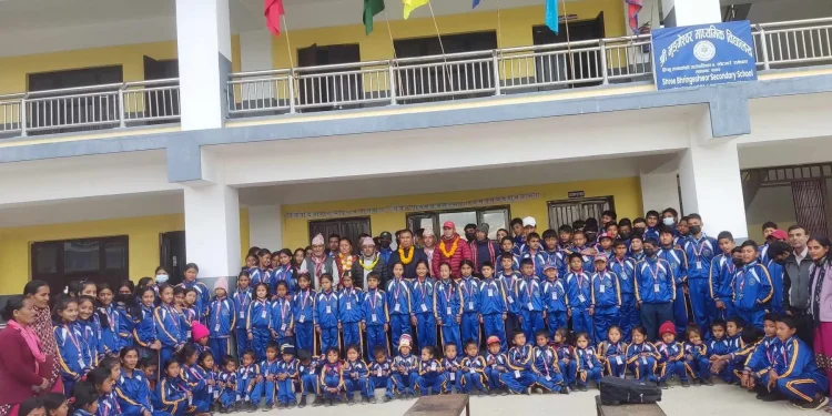 चन्दा उठाएर विद्यार्थीलाई न्यानो कपडा