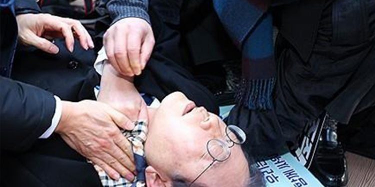 दक्षिण कोरियाका विपक्षी नेतामाथि घाँटीमा छुरा प्रहार