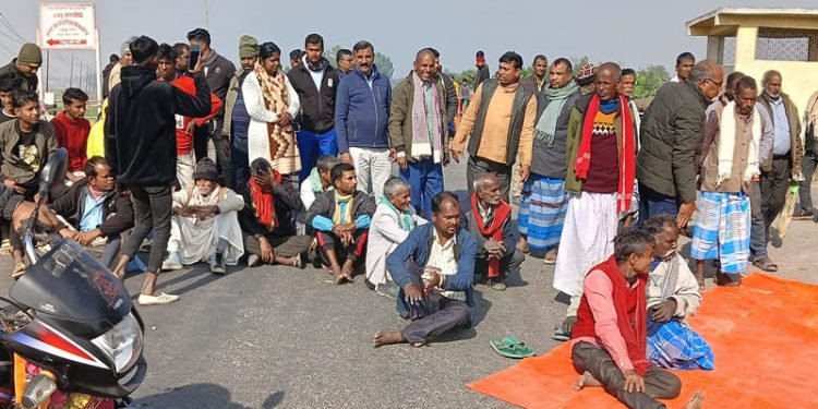 पुल नबनाएको भन्दै चन्द्रनिगाहपुरका स्थानीय आन्दोलित