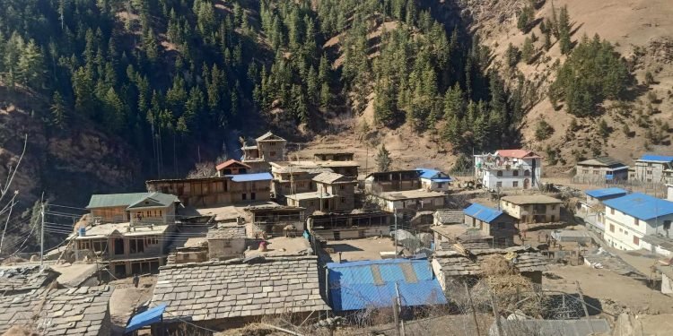 थलालेमा टावर बन्योस् ‘टुजी जडान नहुँदा’ स्थानीय संचारको पहुँच बाहिरै