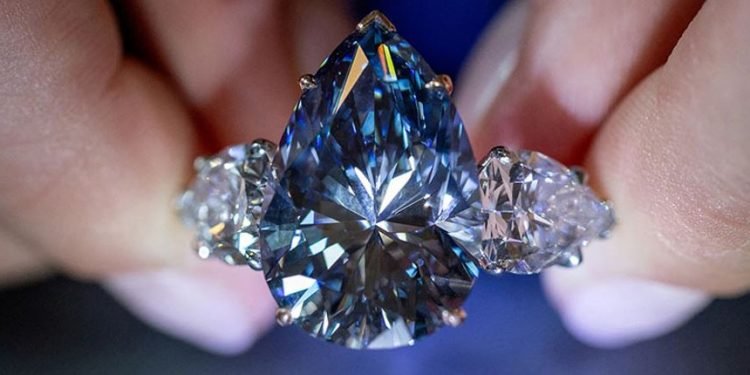 साढे पाँच अर्बमा बिक्यो दुर्लभ नीलो हीरा