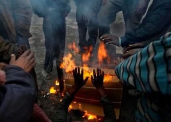 गरिब बस्तीमा जाडो छल्न ‘घूर’ र ‘चटाइ’