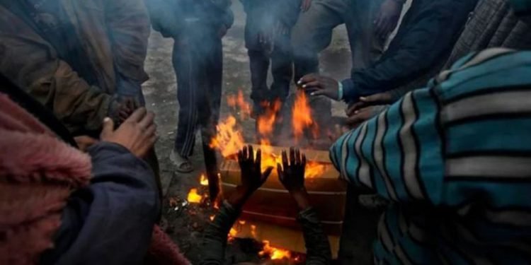 गरिब बस्तीमा जाडो छल्न ‘घूर’ र ‘चटाइ’