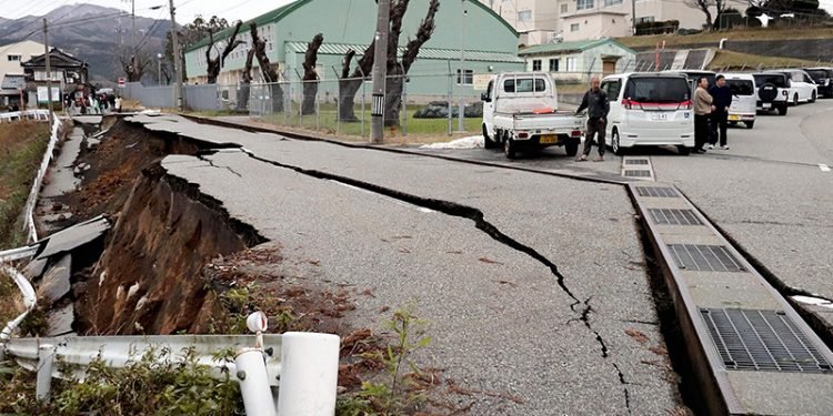 जापानको भूकम्पमा परी १३ जनाको मृत्यु, शक्तिशाली आँधीको खतरा टर्‍यो