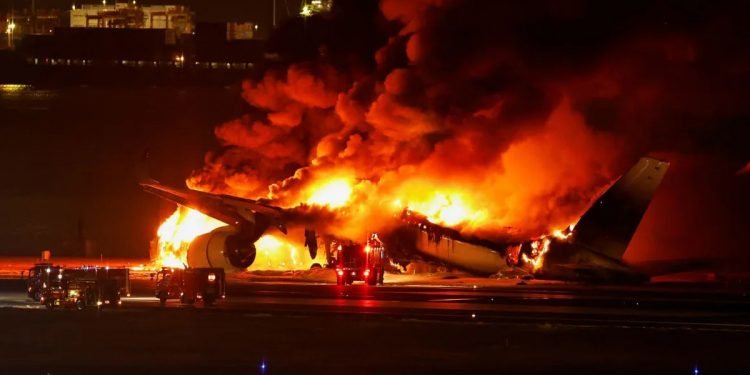 जापानमा धावनमार्गमा दुई विमान ठोक्किएर भीषण आगलागी