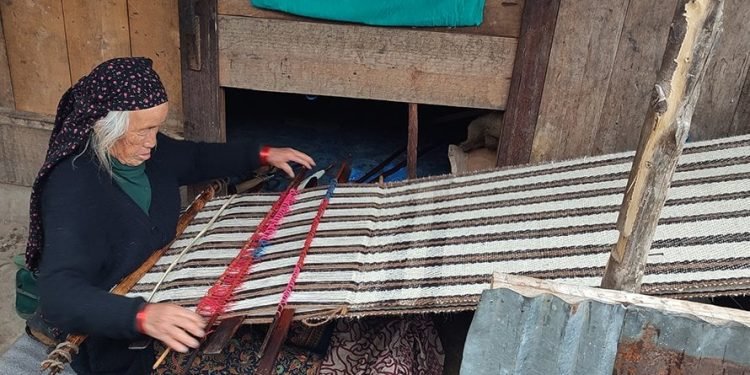काम्लो बेचेर घर खर्च