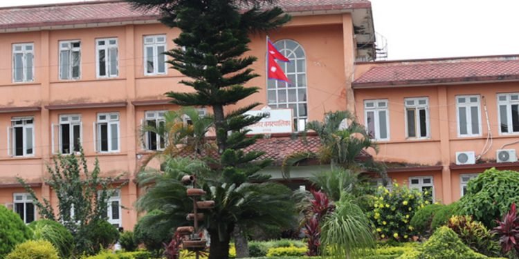 ठेकेदारले प्रमुख प्रशासकीय अधिकृतलाई धम्क्याएपछि मेचीनगरमा तनाव