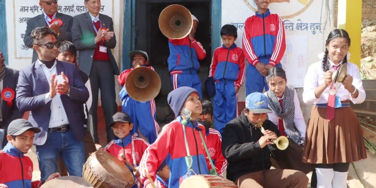 विद्यालयमै पञ्चेबाजा बजाउन सिक्दै पैयुँपाटाका विद्यार्थी