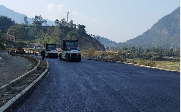 मुग्लिन पोखरा सडकः पश्चिम खण्डमा अस्फाल्ट प्रविधिबाट कालोपत्र सुरु