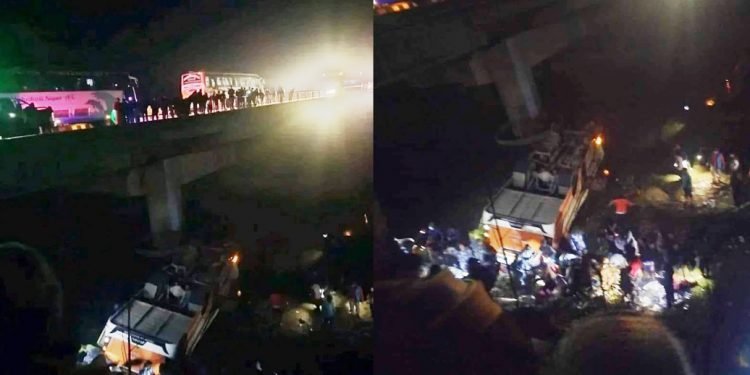 राप्ती नदीमा बस खस्दा १२ जनाको मृत्यु, २३ जना घाइते