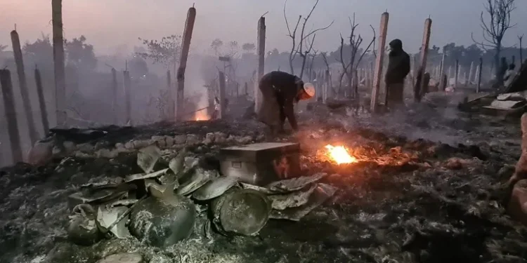 बङ्गलादेशको रोहिङ्ग्या शरणार्थी शिविरमा आगलागी, झण्डै आठ सय घर जले
